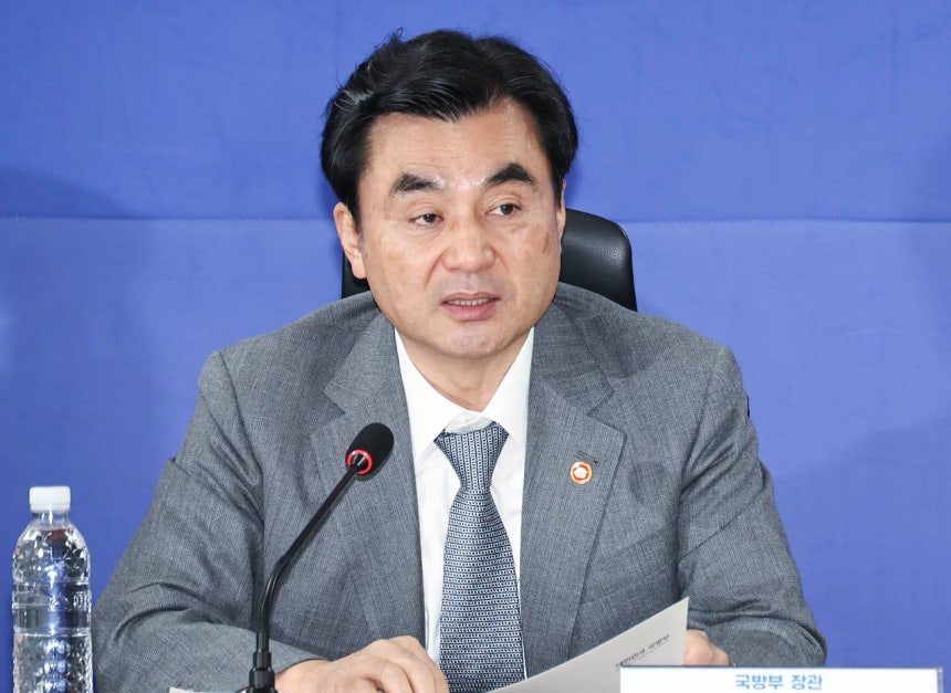 先月16日、国会議員会館で開かれたスマート強軍育成、国軍士官学校創設案の政府・与党協議で発言する安圭佰（アン・ギュベク）国防部長官 イム・ヒョンドン記者