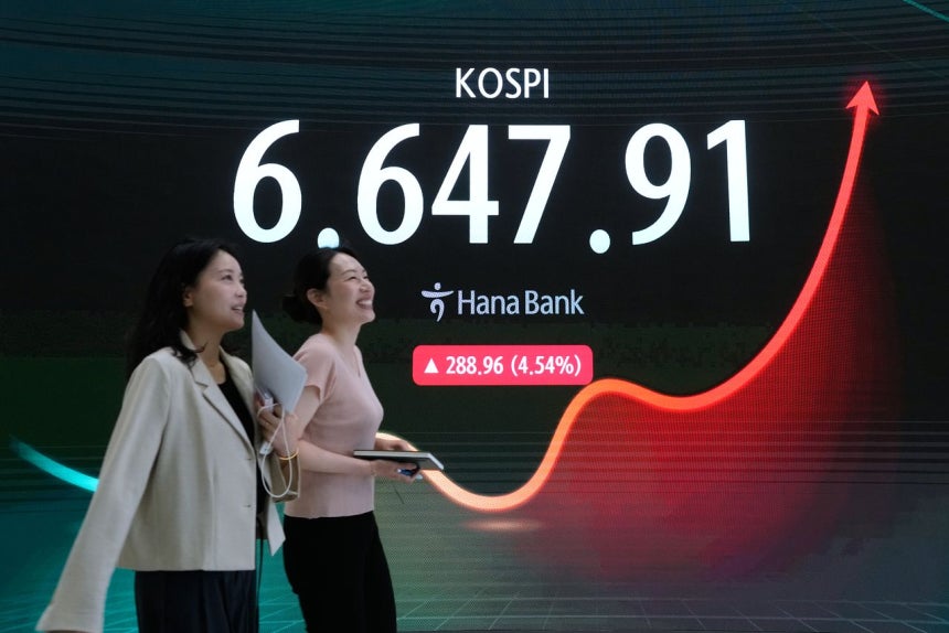5日、KEBハナ銀行外国為替ディーリングルームのモニターに表示されたKOSPI指数。AP＝聯合ニュース