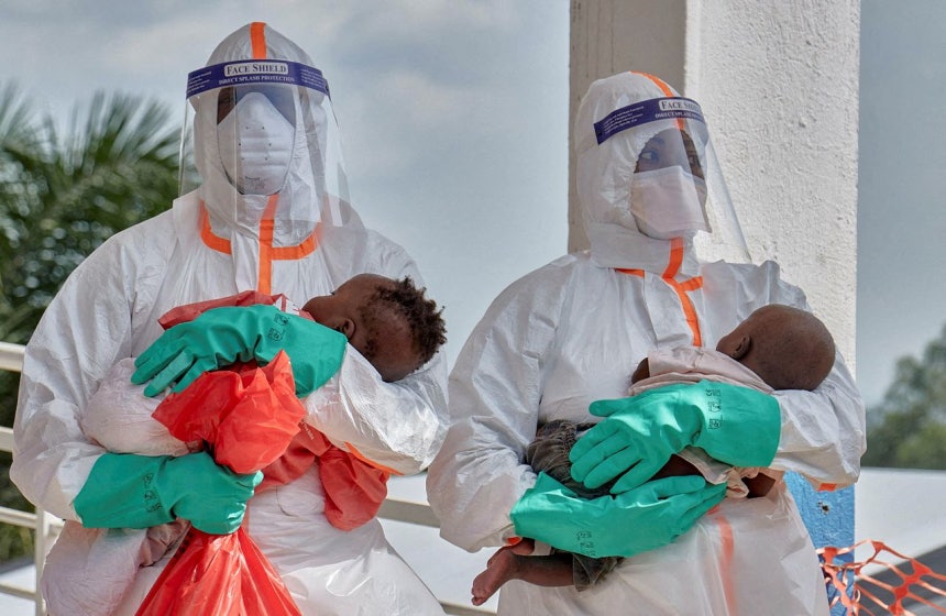 今年6月、個人防護具（PPE）を着用したコンゴの医療陣がセント・ニコラス孤児院でエボラ出血熱検査で陰性判定を受けた乳児を移している。［ロイター＝聯合ニュース］