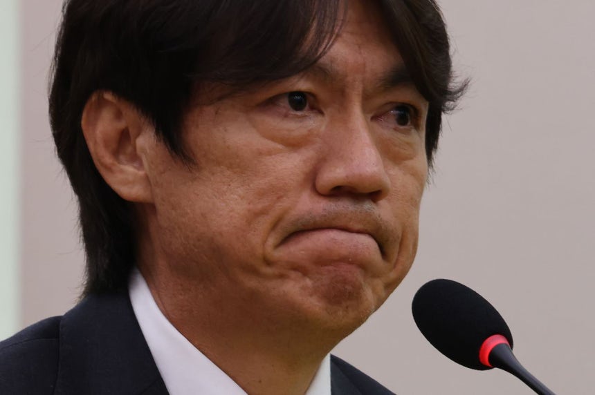 先月30日、ソウル汝矣島（ヨイド）の国会で開かれた文化体育観光委員会の大韓サッカー協会懸案関連聴聞会に出席した洪明甫（ホン・ミョンボ）前サッカー代表監督 ［ニュース1］