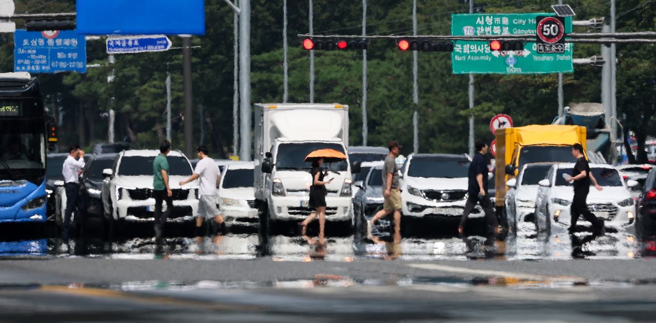 猛暑重大警報が発令された4日、ソウル・永登浦区（ヨンドゥンポグ）汝矣大路（ヨイデロ）で陽炎（かげろう）が立ち上っている。［聯合ニュース］