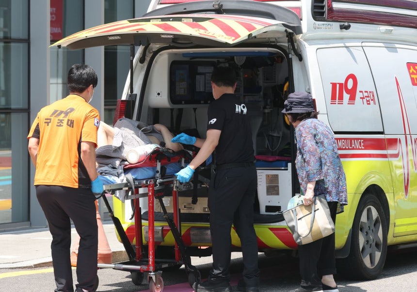 韓国で記録的な猛暑が続き、熱中症患者が増加している5日、京畿道水原市（キョンギド・スウォンシ）のある大型病院の救急外来に患者が運び込まれている。［ニュース1］