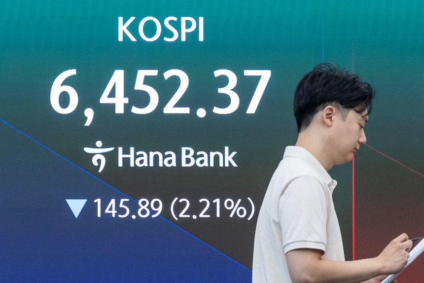 6日午前、ソウルのハナ銀行本店ディーリングルームのモニターにKOSPI指数が表示されている。［写真 ニュース1］