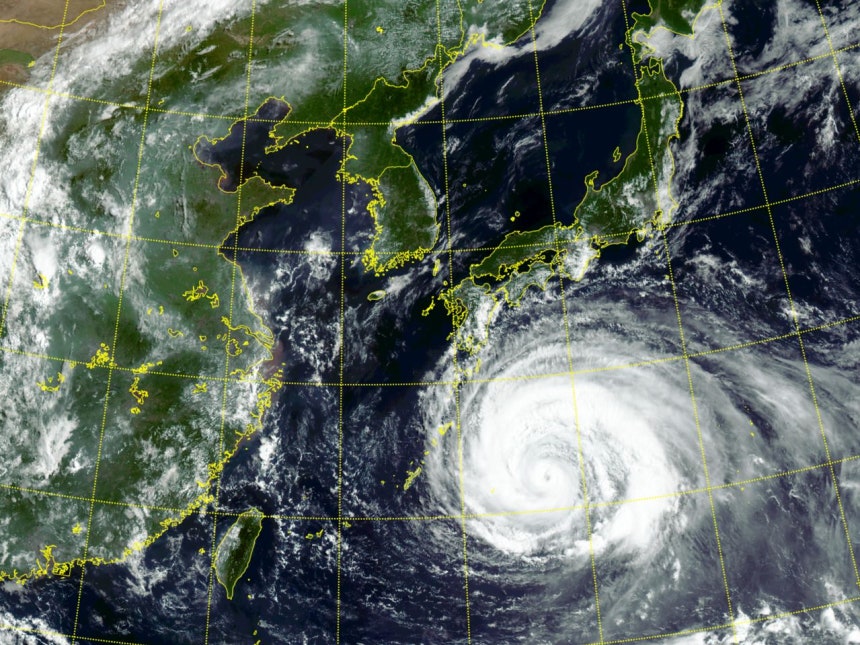 韓国気象庁の静止気象衛星「千里眼2A号」が捉えた台風13号「ドルフィン」。［写真 韓国気象庁］