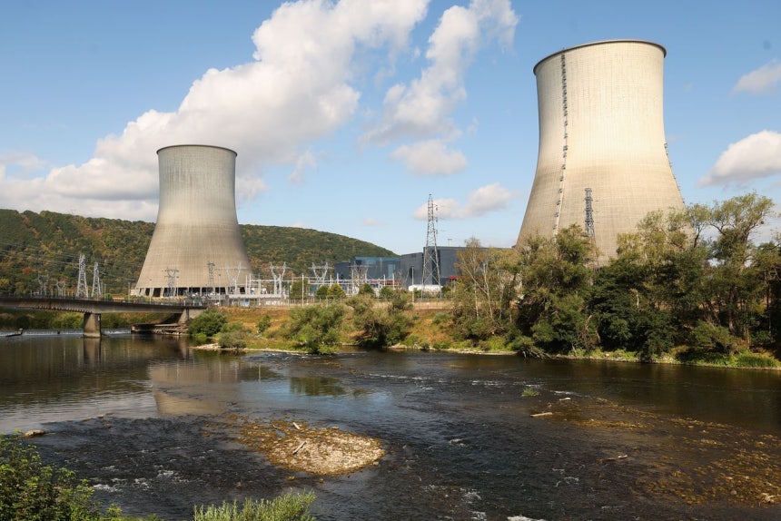 5日、フランス北東部ショーにある原子力発電所。冷却水不足により、この原発の原子炉2基が運転を停止した。EPA＝聯合ニュース