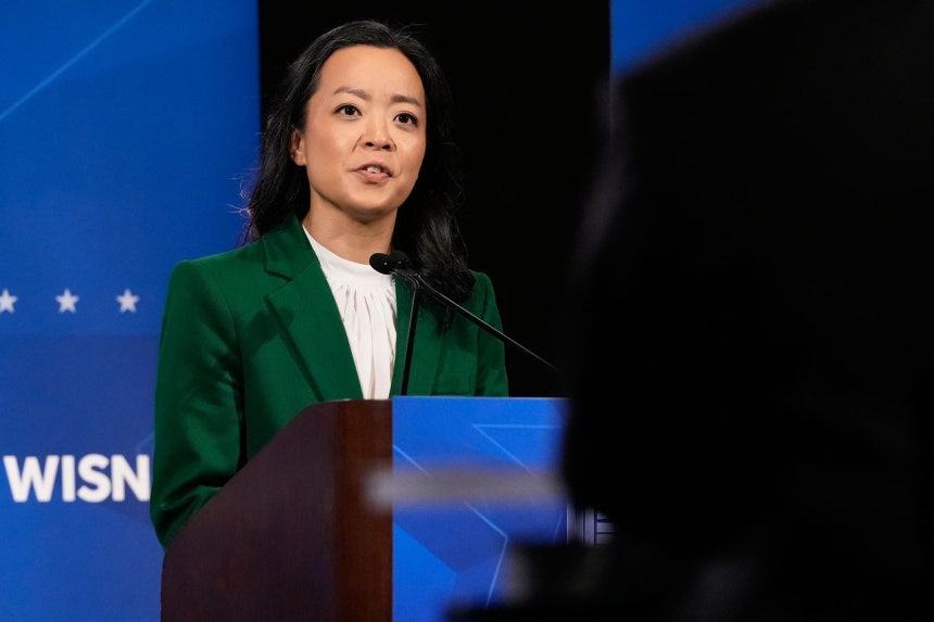 米民主党ウィスコンシン州知事候補を選ぶ予備選に出馬している韓国系のフランチェスカ・ホン（韓国名・ホン・ユンジョン）候補が先月28日（現地時間）、ウィスコンシン州ミルウォーキーで開かれた予備選討論会で発言している。AP＝聯合ニュース