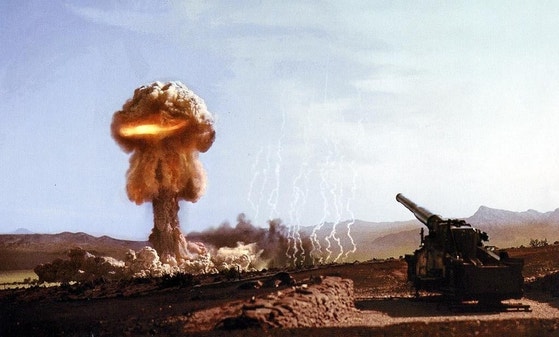 1953年、米陸軍のM65カノン砲の射撃場面。広島原爆水準の15キロトンの核砲弾を32キロメートルまで撃つことができる。韓国にも配備されたことがある。M65は冷戦時代の代表的戦術核のひとつに選ばれる。［中央フォト］
