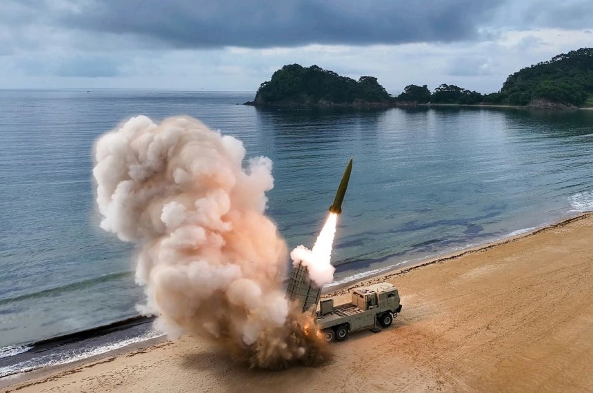 北朝鮮の金正恩国務委員長が6月25日、国防発展5カ年目標遂行のための重要武器試験を参観し、改良型240ミリ放射砲と戦術弾道ミサイル、155ミリ自走平曲射砲（自走砲）用射程距離延長弾の性能を点検したと、労働新聞が6月26日報じた。 ［労働新聞＝ニュース1］