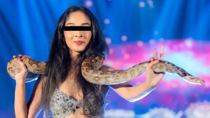 ミスコンテストでニシキヘビと踊るスリランカ女性。［デイリーミラー公式サイト　キャプチャ］