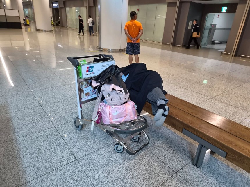 6日午前、仁川（インチョン）国際空港第2ターミナルのベンチでホームレスとみられる人が眠っている様子。ピョン・ミンチョル記者