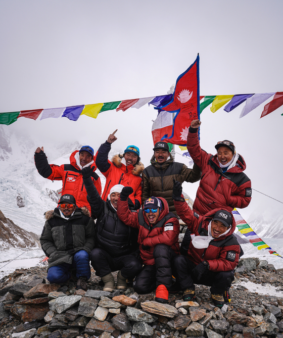 2021年に世界初のK2冬期初登頂に成功したニルマル・プルジャ氏（左から3番目）と仲間たち。［写真　ロイター＝聯合ニュース］