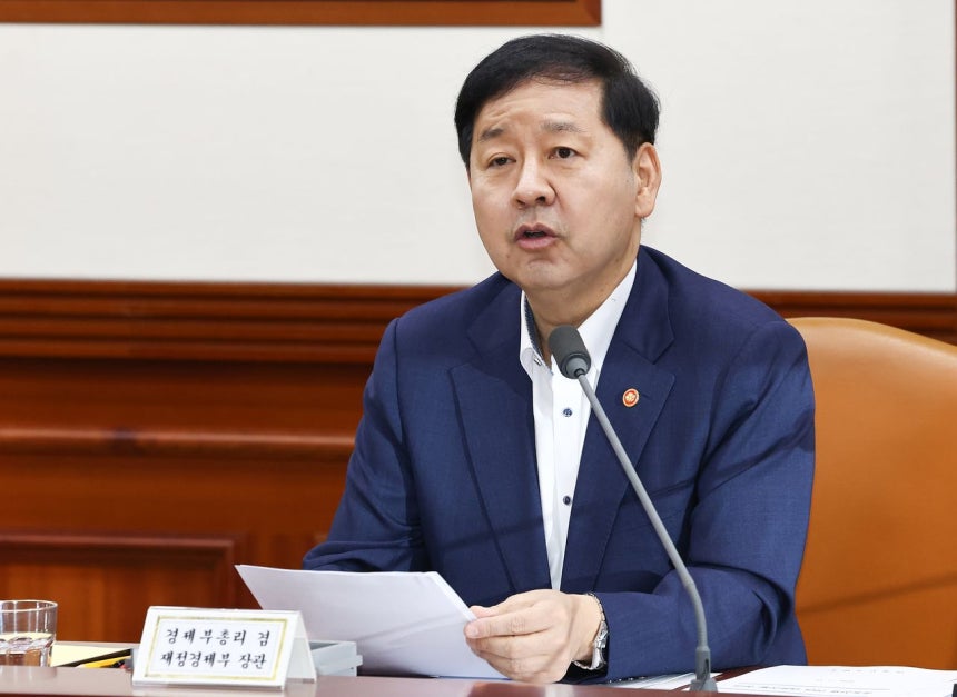 具潤哲（ク・ユンチョル）副主将兼財政経済部長官が先月31日、政府ソウル庁舎で開かれた非常経済本部会議、兼経済関係長官会議、兼民生物価特別管理関係長官TFで冒頭発言をしている。［ニュース1］