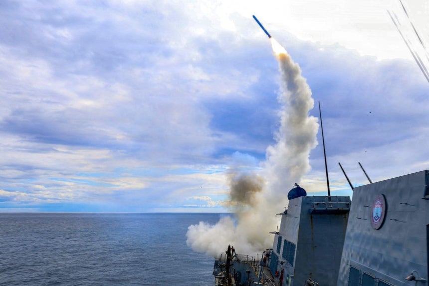 3月1日、ミサイル駆逐艦「トーマス・ハドナー」がトマホークミサイルを発射している。［写真 AFP＝聯合ニュース］