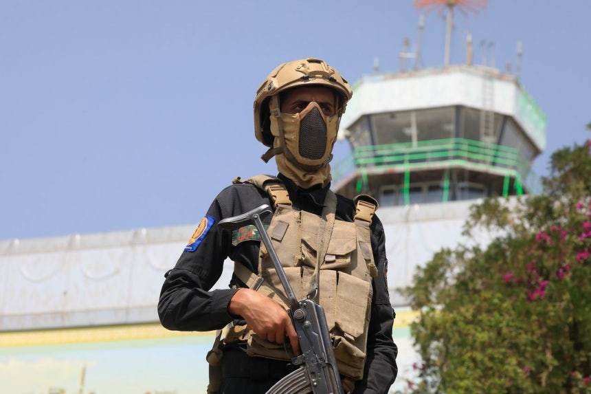 8日（現地時間）、イエメン・サヌアでフーシ派所属の兵士がサヌア空港付近を警戒している。EPA＝聯合ニュース