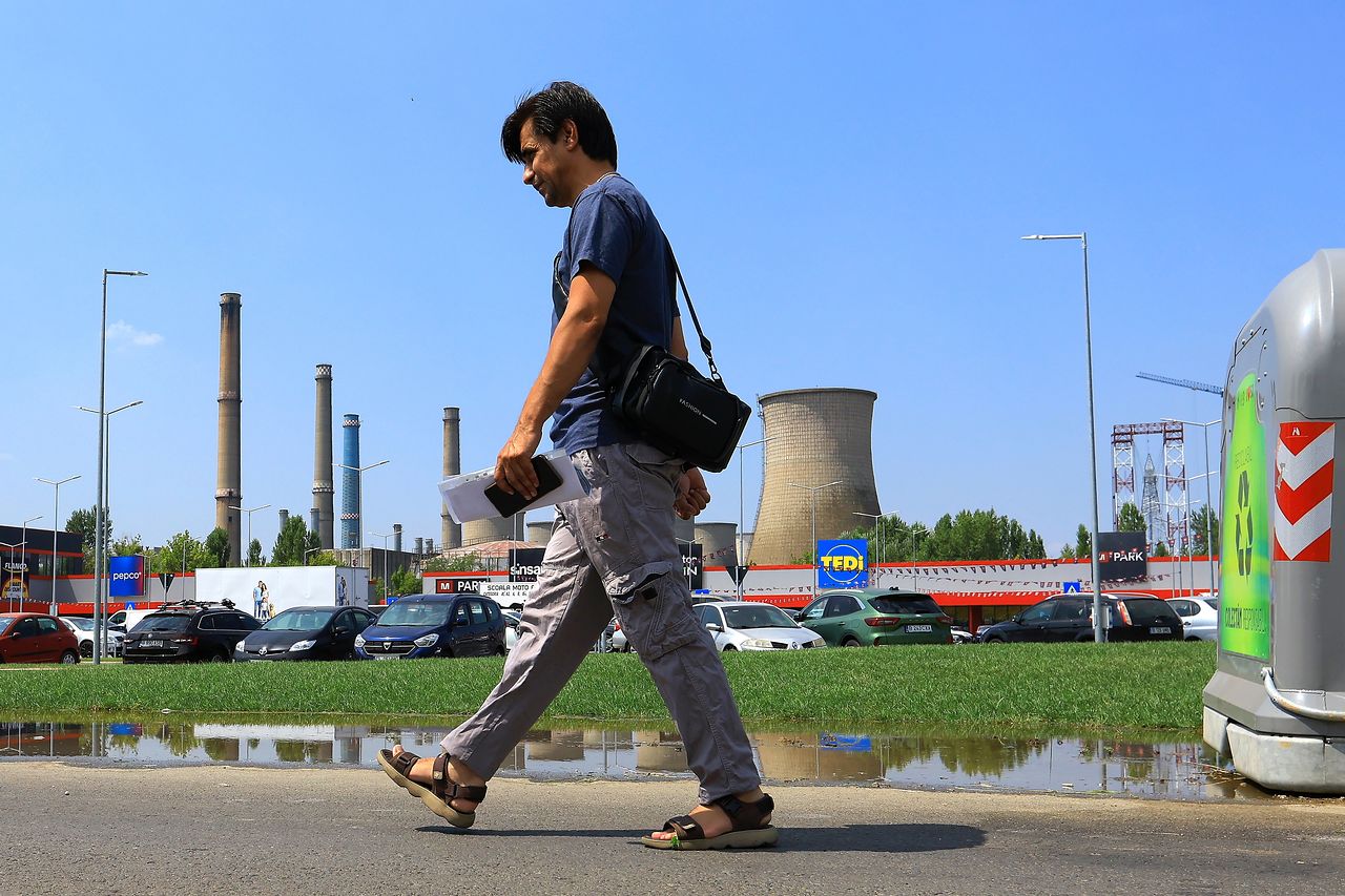  7日、ルーマニアのブカレストで男性が発電所の前を通り過ぎている。［写真 EPA＝聯合ニュース］