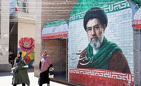   イラン最高指導者モジタバ・ハメネイ師の姿が描かれたイラン・テヘランの通り。EPA＝聯合ニュース