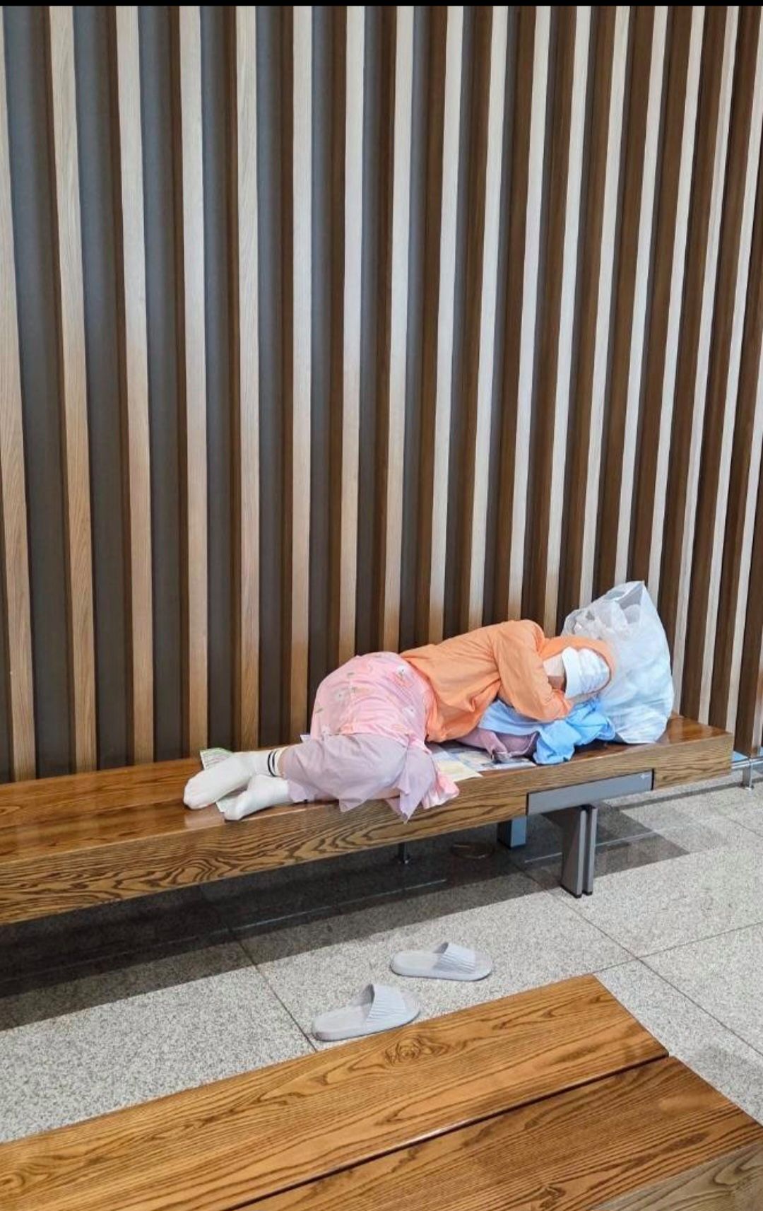   仁川（インチョン）国際空港第2ターミナルで眠っているホームレス。［写真 読者提供］