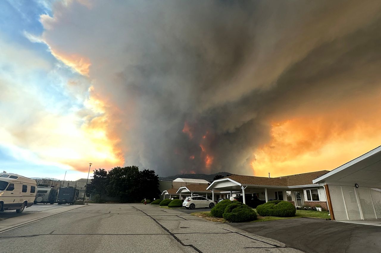   住宅街越しに見えるボールド山脈の山火事。［ロイター＝聯合ニュース］