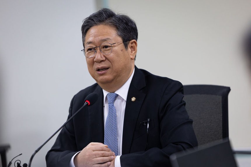 「共に民主党」の黄熙議員が1月6日、国会議員会館で記者懇談会をしている。［写真 ニュース1］