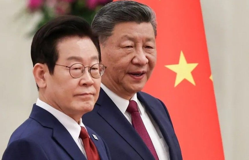 韓国の李在明（イ・ジェミョン）大統領（左）と中国の習近平主席 ［聯合ニュース］