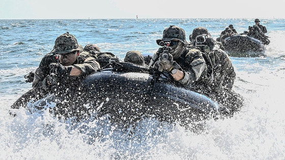 韓国陸軍特殊戦司令部が「25年UFS／TIGER」の一環として昨年8月25日から27日まで泰安（テアン）・安眠島（アンミョンド）の海上訓練場一帯で実施した「韓米連合海上浸透訓練」の様子。写真はヘリコプターから離脱した特殊戦部隊員がゴムボートを利用して接岸地域に接近する様子。［写真 韓国陸軍＝ニュース1］ 