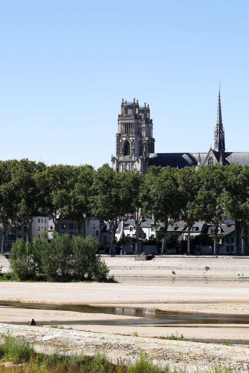 7日（現地時間）、フランス・オルレアンを流れるロワール川。今夏、フランスでは猛暑の長期化と降水量不足により、ロワール川の水位が大幅に低下した。［新華社＝聯合ニュース］
