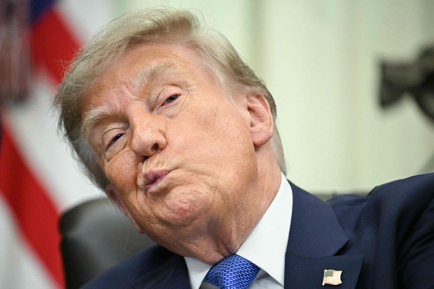 ドナルド・トランプ米大統領が10日（現地時間）、ホワイトハウスで行われたワクチン関連の大統領令署名式に出席し、出席者の発言を聞いている。AFP＝聯合ニュース