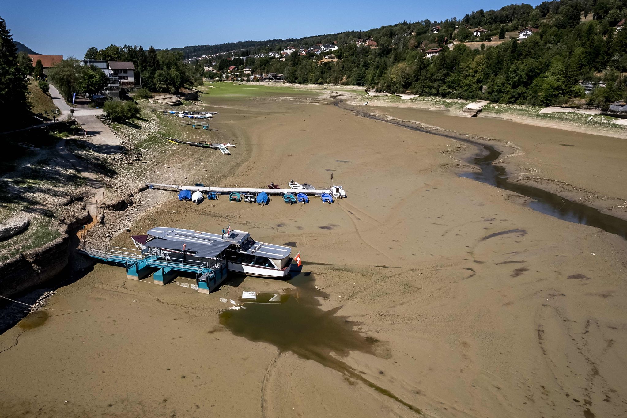  干ばつで干上がったブレネ湖の湖底。［AFP＝聯合ニュース］