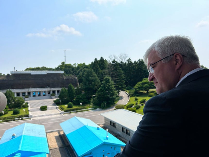 ウクライナのシビハ外相は6月30日、板門店（パンムンジョム）共同警備区域（JSA）内の南側地域を訪問した。 ［シビハ外相のX］