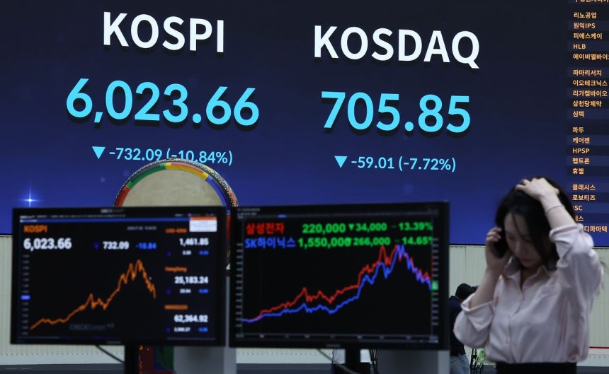 先月28日、韓国取引所のモニターに前日より10．84％安の6023．66となったKOSPIが示されている。［写真 ニュース1］