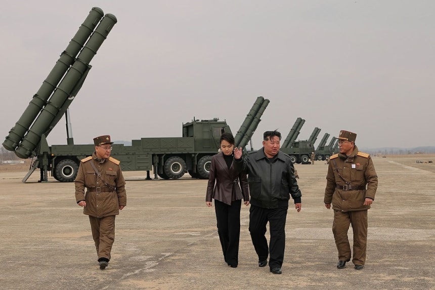 今年3月、北朝鮮の金正恩（キム・ジョンウン）国務委員長が娘ジュエ氏と共に朝鮮人民軍西部地区長距離砲兵区分隊の火力打撃訓練を参観している。金委員長は対南用の戦術核能力を誇示した。［労働新聞、ニュース1］