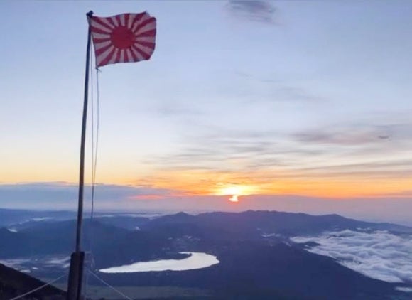  富士山の山小屋に掲げられた旭日旗。［写真 徐坰徳教授SNS］