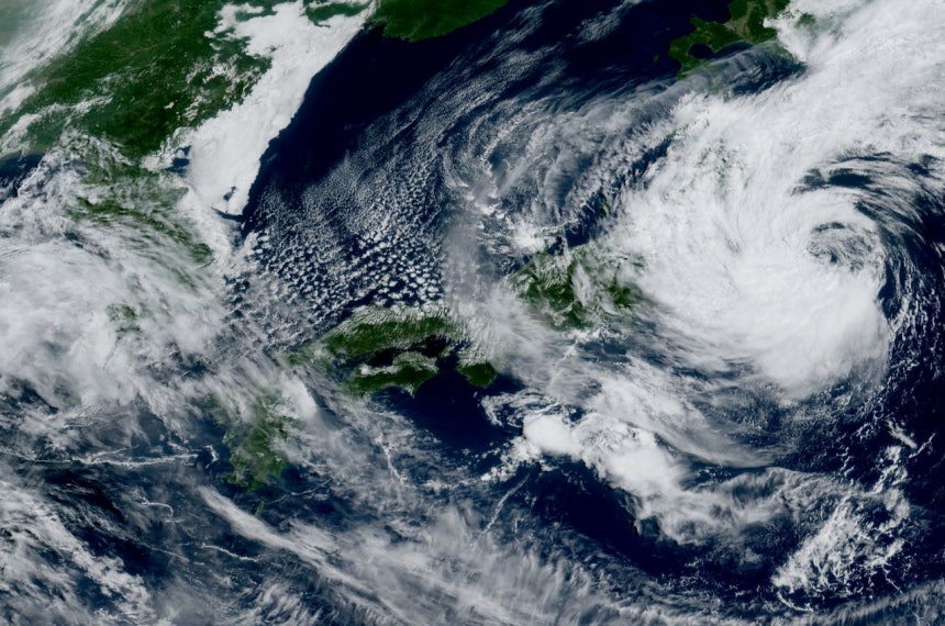 日本の衛生「ひまわり」から見た台風15号「チャンホン」の様子。［写真 CIRA／NOAA］