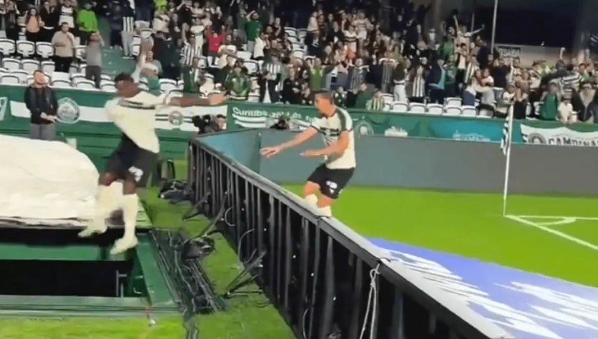 ブラジルのサッカー選手ジャシーが広告看板を跳び越え、反対側にある穴に落ちた。［SNS キャプチャー］