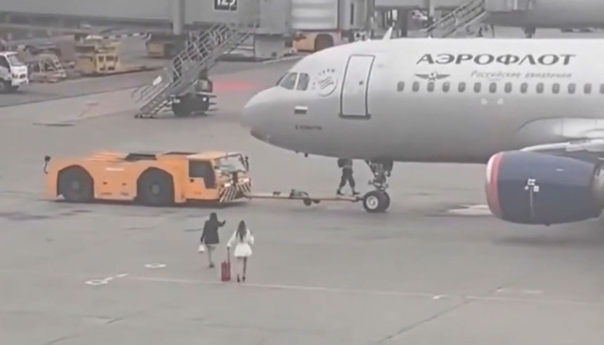 飛行機に近付くため駐機場に侵入した女性ら。［X キャプチャー］