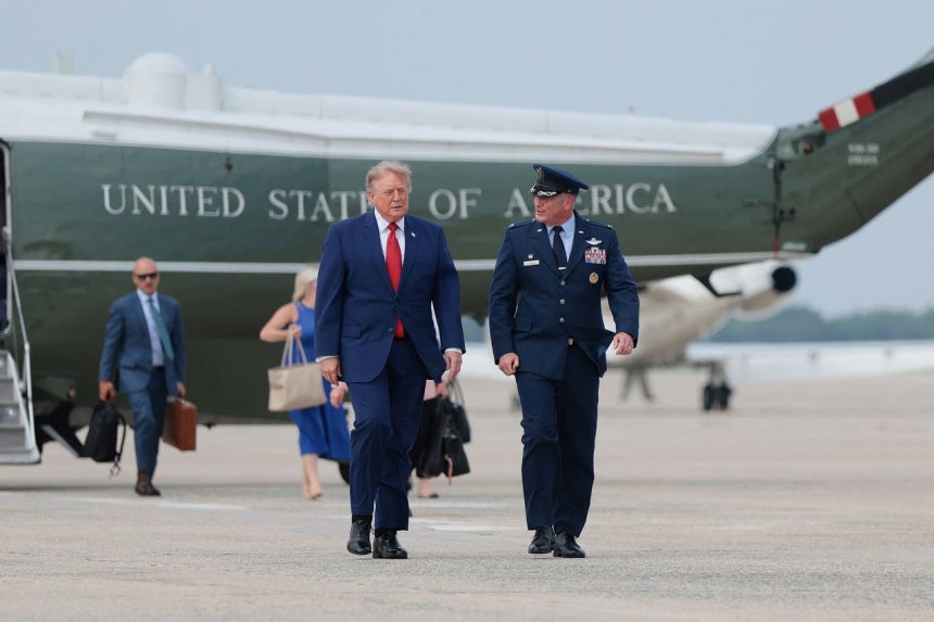ドナルド・トランプ米大統領が11日（現地時間）、メリーランド州のアンドルーズ統合基地でエアフォースワンに向かって歩いている。ロイター＝聯合ニュース