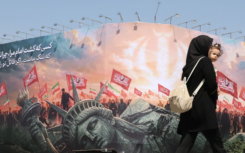 3日、イランのテヘラン中心部に反米メッセージを込めた大型広告板が設置されている。EPA＝聯合ニュース