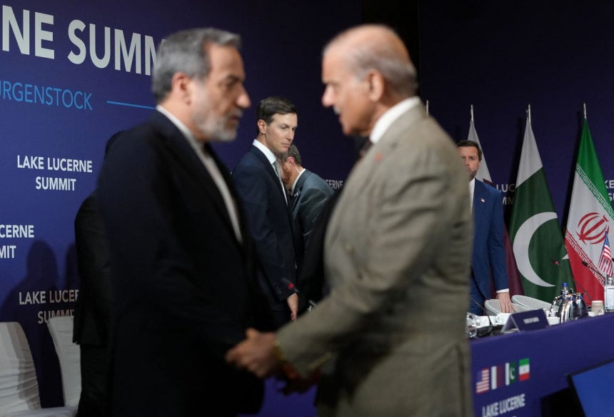 6月21日、イランのアラグチ外相（左）がスイス会談の前、パキスタンのシャリフ首相と握手している。 ［ロイター＝聯合ニュース］