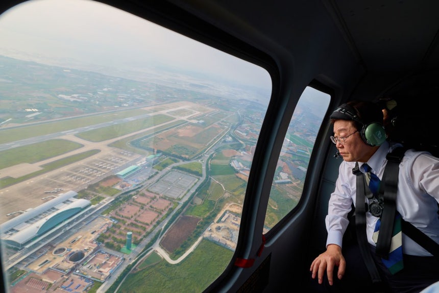 李在明大統領が先月30日、西南圏産業団地候補地をヘリコプターで視察している。［写真 青瓦台］