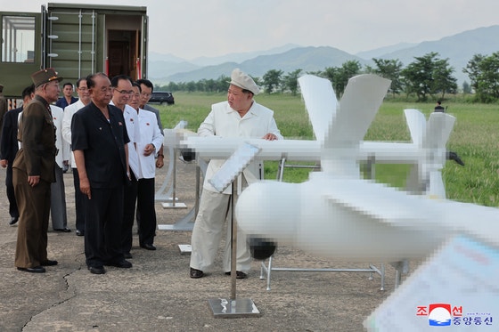 北朝鮮の金正恩国務委員長が2024年8月24日に国防科学院無人機研究所を訪れ自爆型無人攻撃機の打撃試験を現地指導したと労働新聞が報道した。［写真 聯合ニュース］