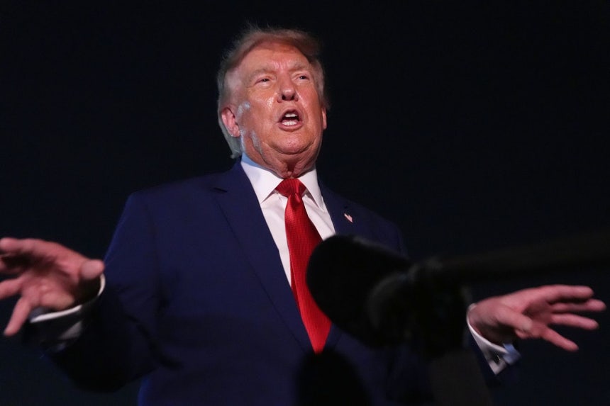 11日、アンドルーズ空軍基地で記者会見するトランプ米大統領 ［AP＝聯合ニュース］