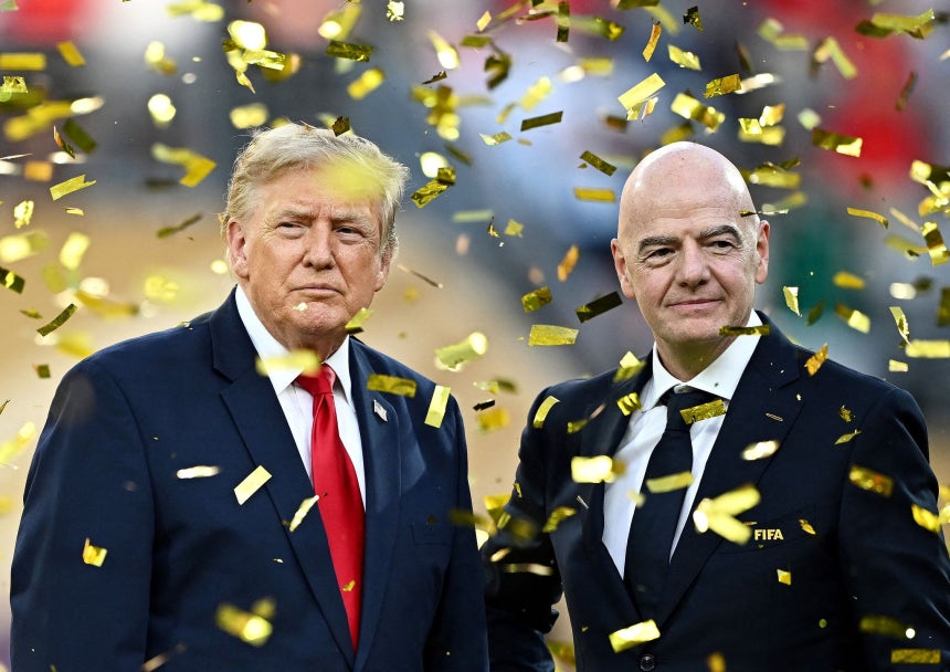 ドナルド・トランプ米大統領（左）が辞任危機に追い込まれた国際サッカー連盟（FIFA）のジャンニ・インファンティーノ会長を擁護した。ロイター＝聯合ニュース