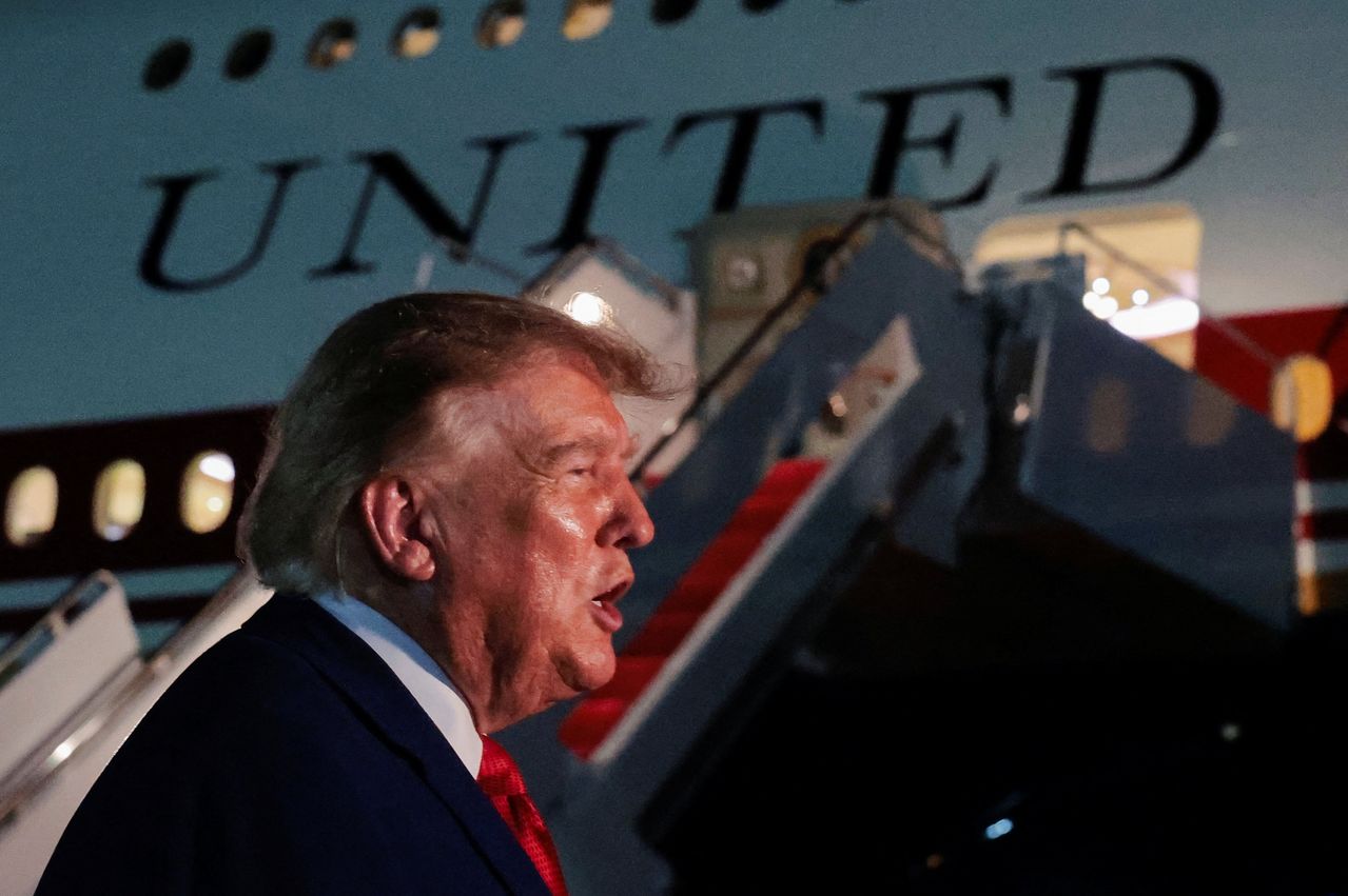 11日（現地時間）、米メリーランド州のアンドルーズ統合基地で、大統領専用機「エアフォースワン」から降りて発言するドナルド・トランプ米大統領。ロイター＝聯合ニュース