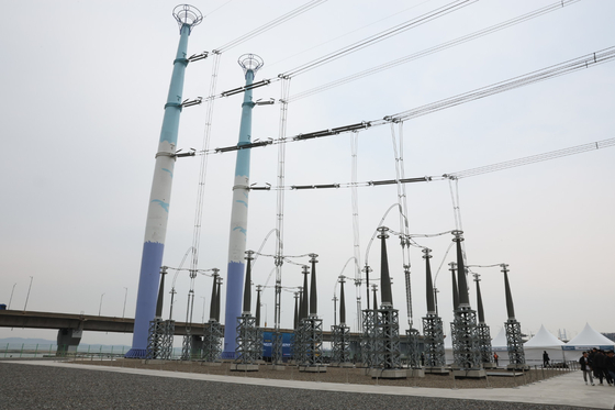  昨年4月に完工した北唐津～新湯井送電線。［写真 聯合ニュース］