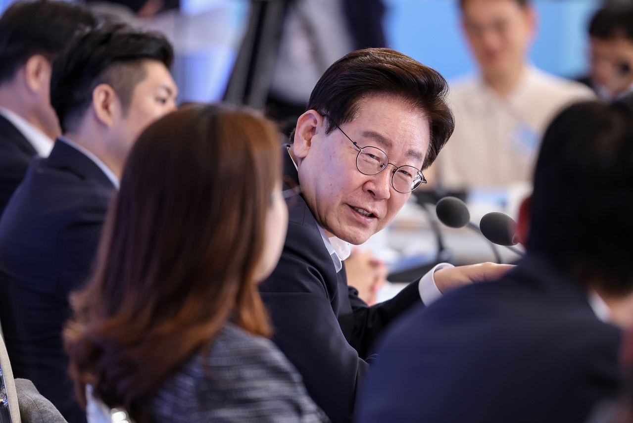 李在明大統領が12日に青瓦台で開かれた未来成長動力7大シード報告会で発言している。［写真 聯合ニュース］