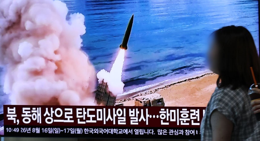 北朝鮮が韓米合同演習を控えて東海上に弾道ミサイルを発射した12日、ソウル駅待合室で関連ニュースが放送されている。［写真 聯合ニュース］