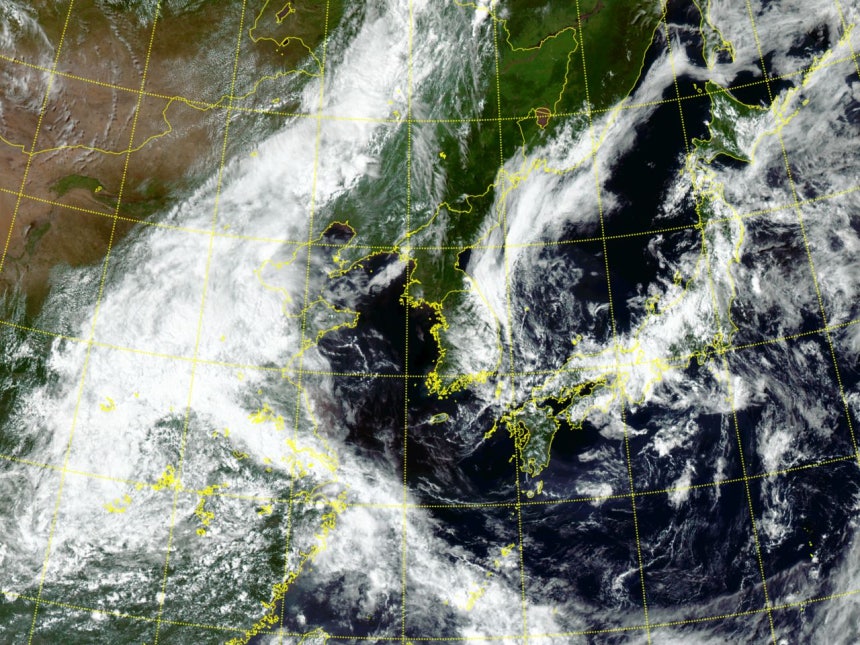 韓国の衛星「千里眼2A号」から見た韓半島（朝鮮半島）周辺の様子。台風15号「チャンホン」は日本列島を通過しながら温帯低気圧に変わった。［写真 韓国気象庁］