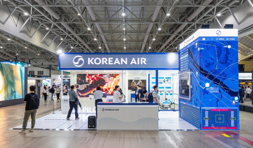 先月15日、仁川で開かれた「2026大韓民国ドローン・UAM博覧会」の大韓航空展示ブースを訪れる観覧客。［写真 大韓航空］