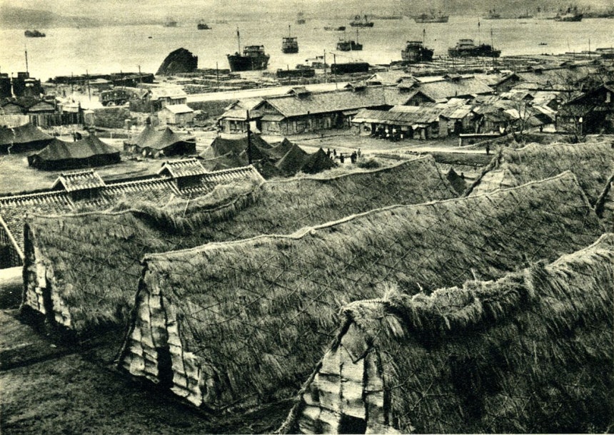 牛岩洞（ウアムドン）は避難民が牛舎に入って暮らした村だ。写真は1951年の牛岩洞避難民収容所の様子。［写真 釜山市］