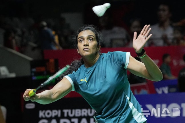 1月、インドネシアのジャカルタで開催されたバドミントン「インドネシア・マスターズ」女子シングルス準々決勝で、中国の陳雨菲と対戦するインドのシンドゥ・プサルラ ［ジャカルタ＝AP／ニューシス］